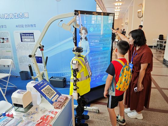 众诚速配 AI智能体、VR实验室……普陀区智慧教育玩出“新花样”