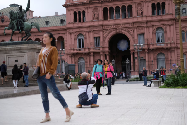 掌互通 阿根廷宣布放宽对中国公民签证要求, 标志对华关系迈出重要一步