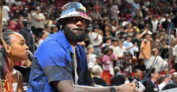 掌上世界 名记：詹姆斯自己都未必清楚还会打多久 他会等到明年再看情况