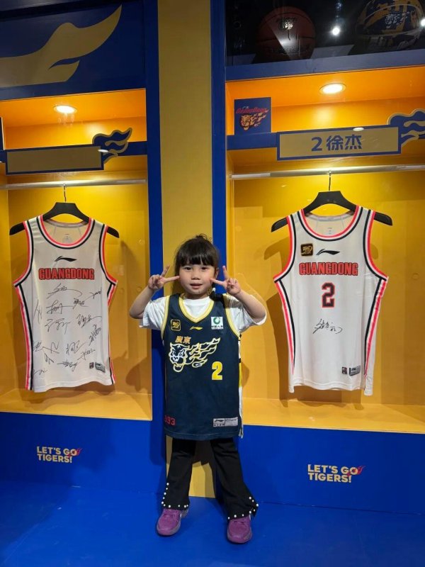 景逸策略 广州5岁小孩姐, 脚穿人字拖三步上篮, 网友: 打出了属于广东人的松弛感